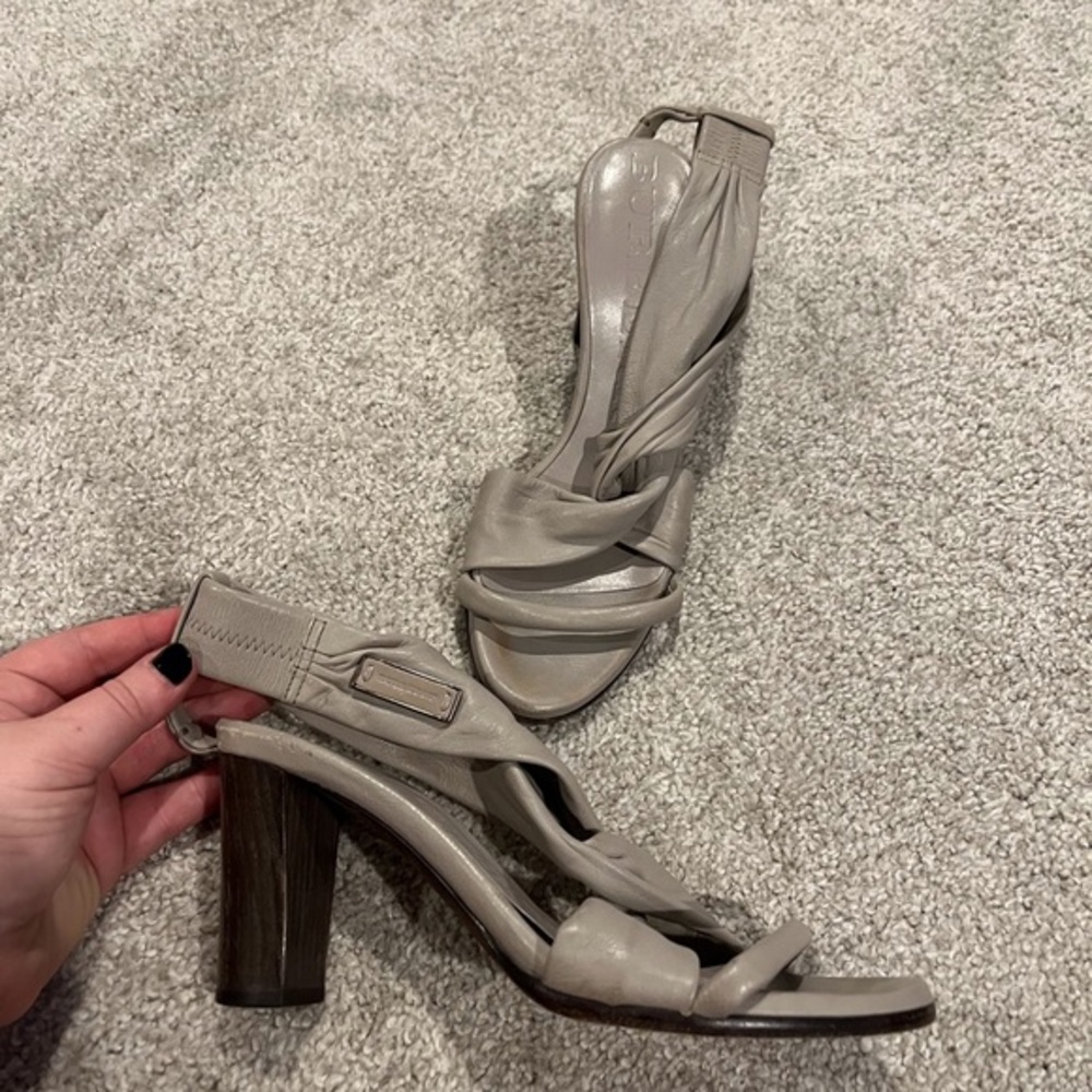 Burberry size 38 8 gray leather heels authentic